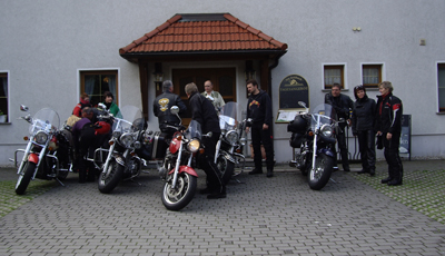 Am Goldbach Biker vor dem Ausflug
